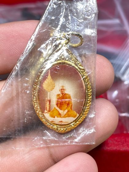ล็อกเกตหลวงพ่อฤาษีลิงดำ แบบเต็มองค์และครึ่งองค์ จำนวน 3 องค์