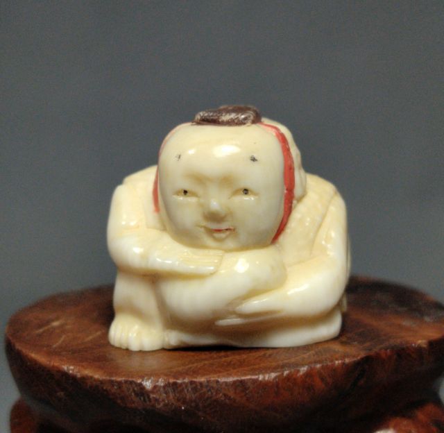 งานแกะสลัก เน็ตสึเกะ (Netsuke) เด็กมงคล