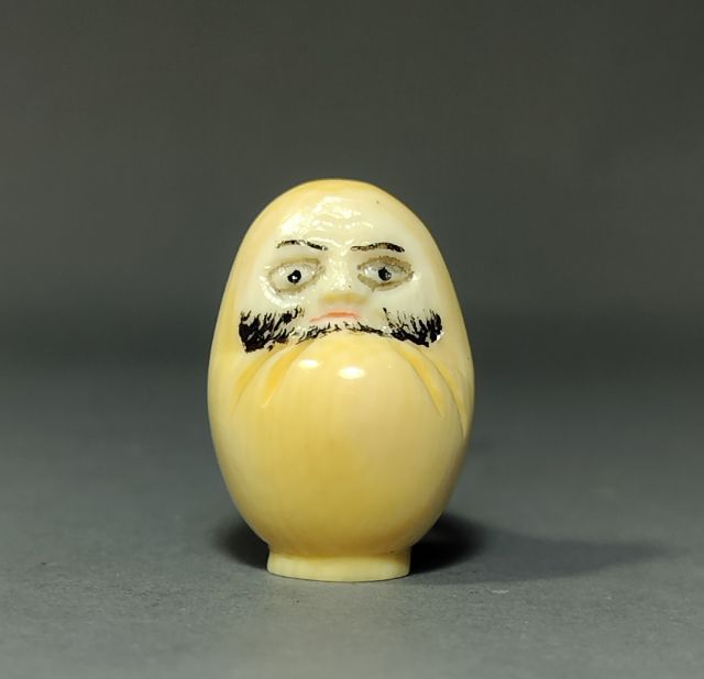 เน็ตสึเกะ (Netsuke) งานแกะสลักรปดารุมะ