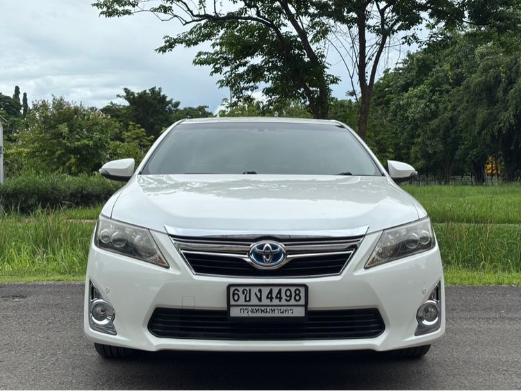 รถ Toyota Camry 2.5 Hybrid สี ขาว