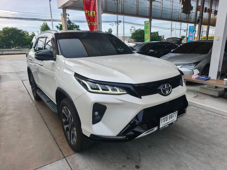 รถ Toyota Fortuner 2.4 Legender 4WD สี ขาว