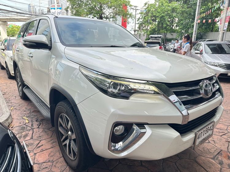 รถ Toyota Fortuner 2.4 V สี ขาว