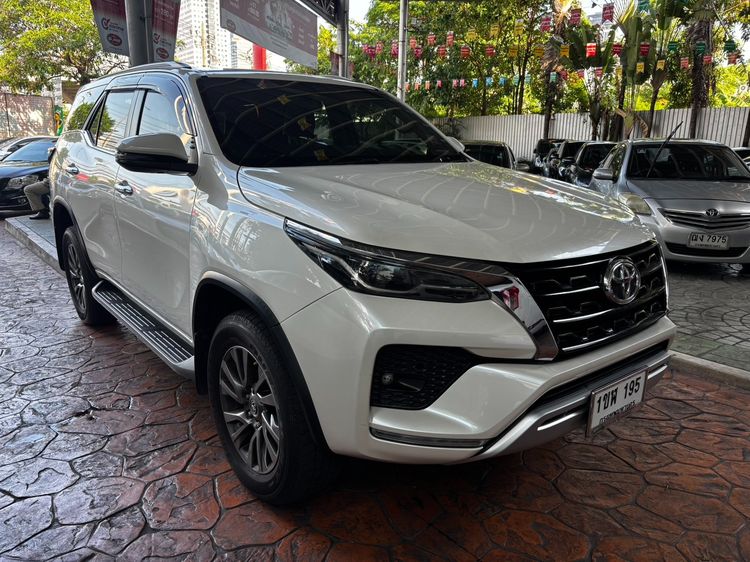 รถ Toyota Fortuner 2.4 V 4WD สี ขาว