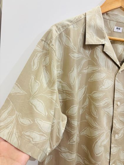 Uniqlo เสื้อเชิ้ตพิมพ์ลายคอเปิด แขนสั้น สีเบจ  ผู้ชาย ไซส์ L มือสอง เหมือนใหม่รุ่นชนช้อปไทย รูปที่ 7