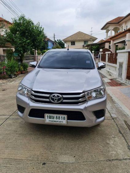 รถ Toyota Hilux Revo 2.4 E สี บรอนซ์เงิน
