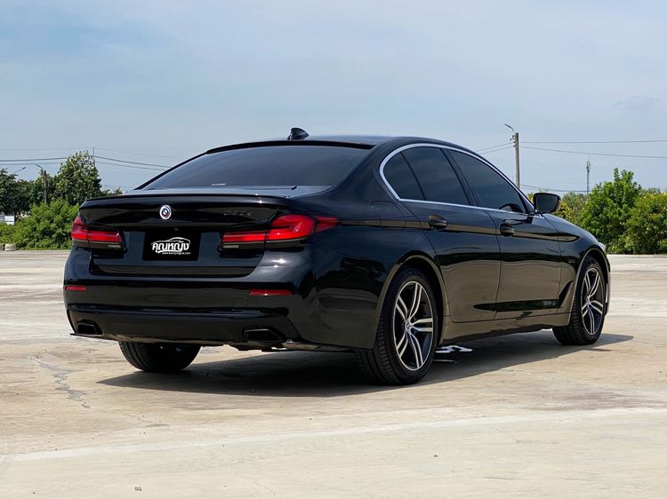 BMW Series 5 2022 530e Sedan ปลั๊กอินไฮบริด (PHEV) ไม่ติดแก๊ส เกียร์อัตโนมัติ ดำ รูปที่ 2