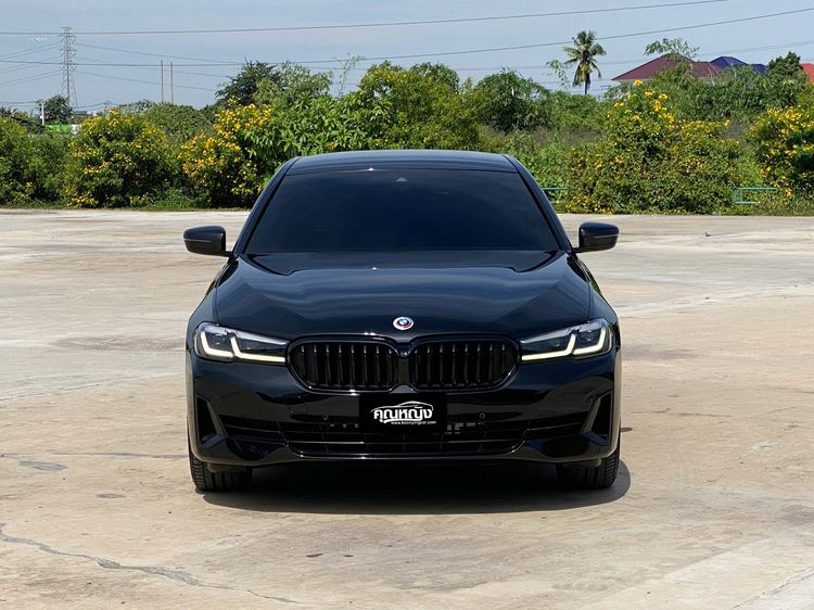 BMW Series 5 2022 530e Sedan ปลั๊กอินไฮบริด (PHEV) ไม่ติดแก๊ส เกียร์อัตโนมัติ ดำ รูปที่ 3