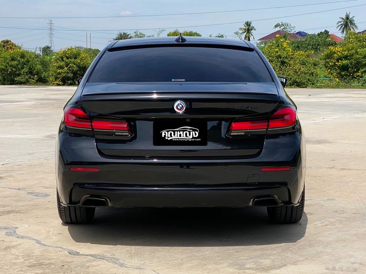 BMW Series 5 2022 530e Sedan ปลั๊กอินไฮบริด (PHEV) ไม่ติดแก๊ส เกียร์อัตโนมัติ ดำ รูปที่ 4
