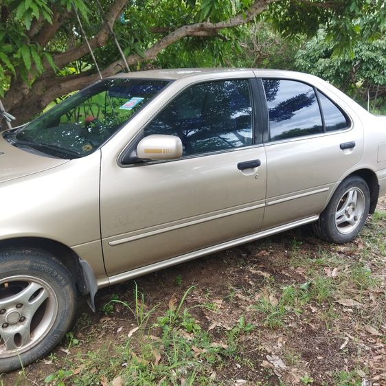รถ Nissan Sunny 1.6 Super GL Saloon สี บรอนซ์ทอง