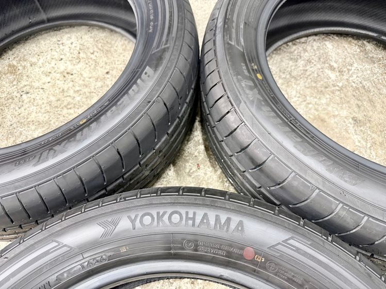 ยางถอดป้ายแดงขอบ 18” ยี่ห้อ YOKOHAMA รุ่น BLUEARTH  XT ขนาด 215-55R18 ปี 26 สีเส้นตุ่มหน้ายางยังอยู่