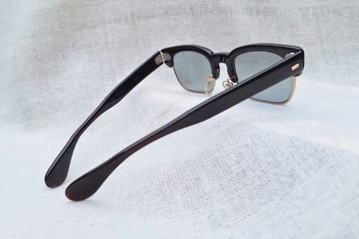 แว่นตาโบรว์ไลน์–คลับมาสเตอร์ HADSON OPTICAL 14K GF กรอบทองคำแท้–หุ้ม 14 KGF เลนส์กระจกคริสตัลญี่ปุ่น คุณภาพสูง SHINKO by SHINKO–SEIKI สีเทาท้องฟ้า...Authentic Vintage HADSON OPTICAL Handcrafted in the 1960's in Japan
 รูปที่ 9