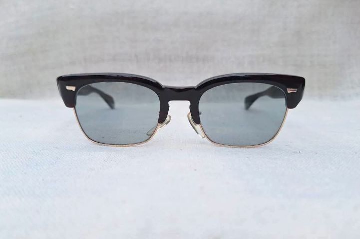 แว่นตาโบรว์ไลน์–คลับมาสเตอร์ HADSON OPTICAL 14K GF กรอบทองคำแท้–หุ้ม 14 KGF เลนส์กระจกคริสตัลญี่ปุ่น คุณภาพสูง SHINKO by SHINKO–SEIKI สีเทาท้องฟ้า...Authentic Vintage HADSON OPTICAL Handcrafted in the 1960's in Japan

