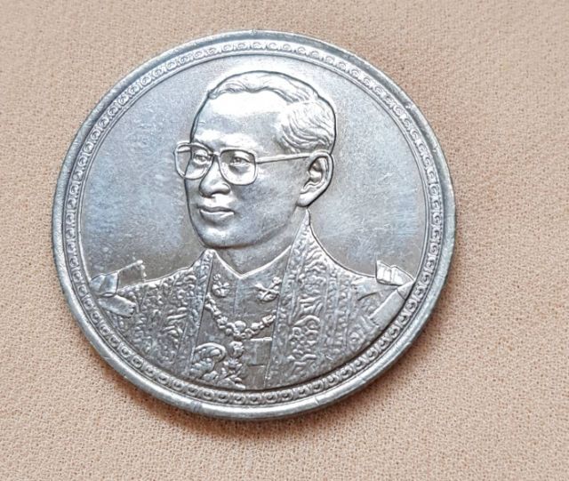 เหรียญในหลวงรัชกาลที่ 9 สองวาระ รูปที่ 2