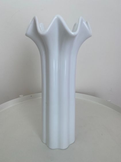 ของตกแต่งบ้านอื่นๆ แจกันเซรามิกสีขาว ทรงดอกไม้ สภาพสวย Pre-loved White Ceramic Vase - Minimalist Style