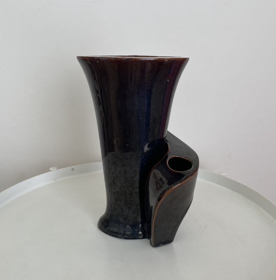 ของตกแต่งบ้านอื่นๆ แจกันดีไซน์อาร์ต 2 ช่อง ทรงแปลกตา สภาพสะสม Pre-loved Contemporary Art Ceramic Vase (Double-vessel)