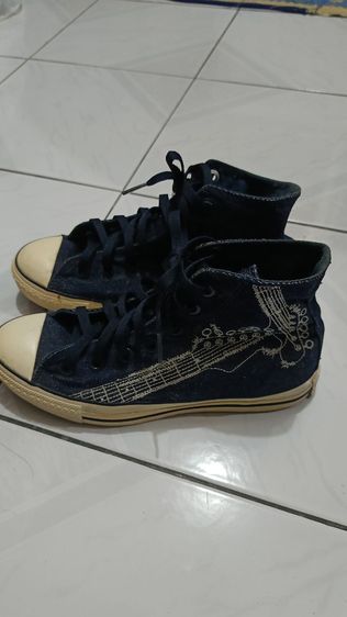 รองเท้า converse สีกรมท่า ปักลายกีต้าร์ ขนาด 38.50 ยาว 24 cm