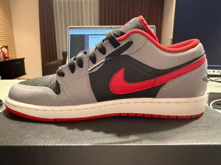 Jordan 1 low black light smoke grey gym red รูปที่ 3