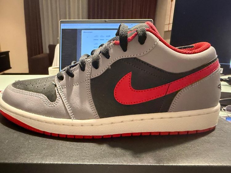Jordan 1 low black light smoke grey gym red รูปที่ 4