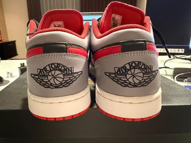Jordan 1 low black light smoke grey gym red รูปที่ 7