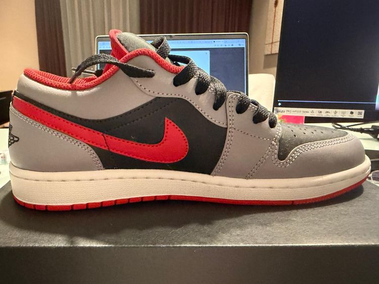 Nike รองเท้าผ้าใบ หนัง PU UK 8 | EU 42 | US 8.5 ดำ Jordan 1 low black light smoke grey gym red