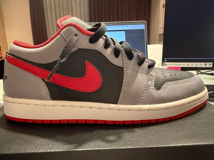 Jordan 1 low black light smoke grey gym red รูปที่ 12