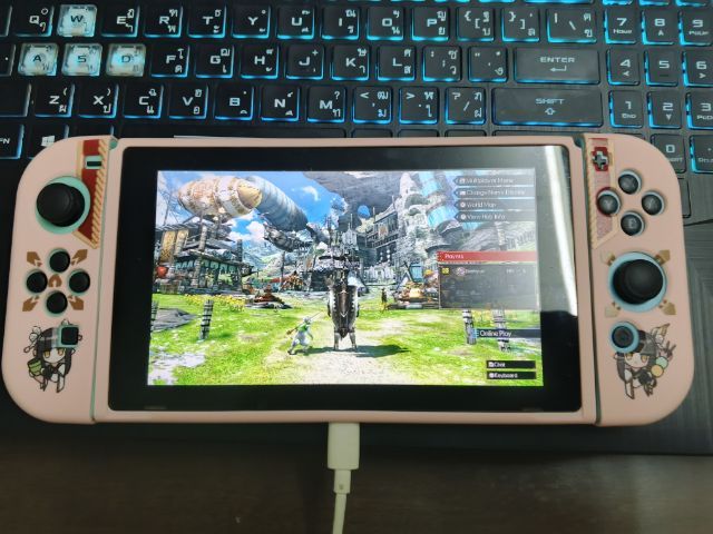 เกมส์นินเทนโด และอุปกรณ์ เชื่อมต่อไร้สายได้ Nintendo switch v.1 กับ เเผ่นmonster hunter rise จอยเทียบ