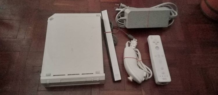 Nintendo Nintendo Wii เครื่องเกมส์นินเทนโด เชื่อมต่อไร้สายได้ เครื่อง wii + เกม