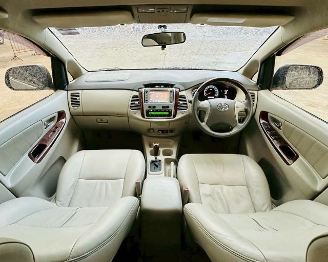 รถ Toyota Innova 2.0 V สี เทา