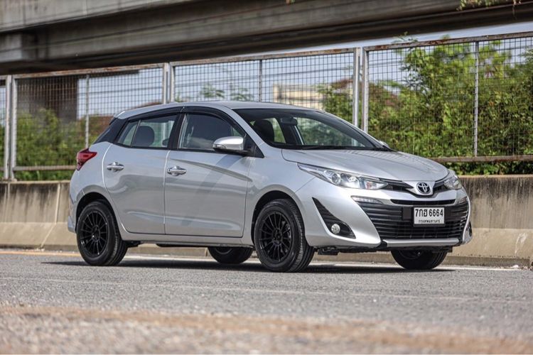 รถ Toyota Yaris 1.2 G สี เงิน