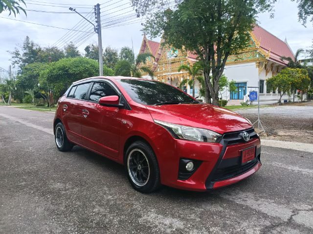 รถ Toyota Yaris 1.2 J สี แดง