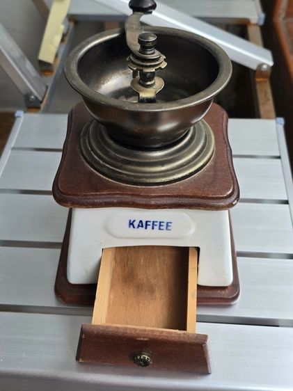 เครื่องบดกาแฟมือหมุนสไตล์วินเทจ Vintage German Kaffee Coffee Wood Blue White Ceramic Grinder Drawer Table Hand ทำจากไม้ 