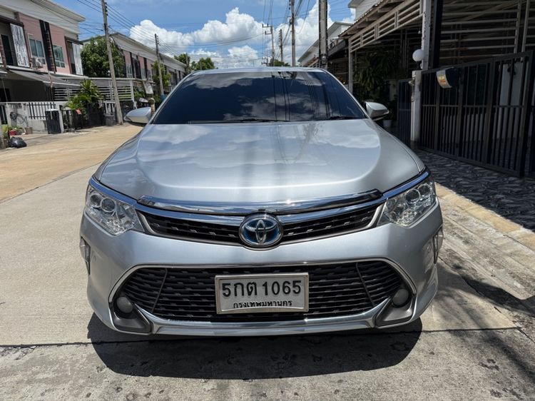 รถ Toyota Camry 2.5 Hybrid สี บรอนซ์เงิน