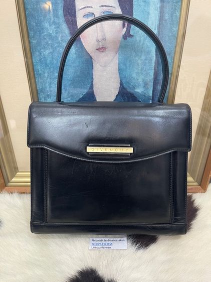 หญิง ดำ หนังแท้ Givenchy Top Handle Bag หนังสวย กระเป๋าวินเทจ สภาพดี 1,990 บาท