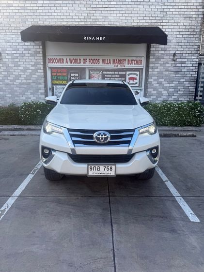 รถ Toyota Fortuner 2.4 G สี ขาว