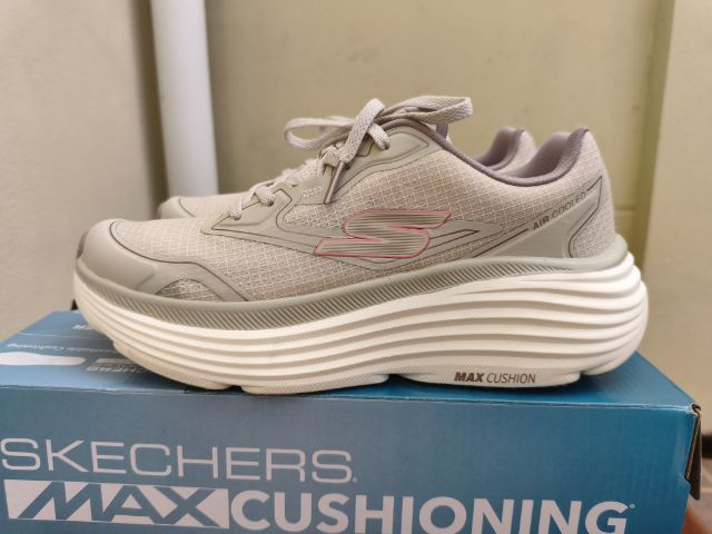 Skechers ผู้หญิง ไซส์ us 8 สภาพใหม่