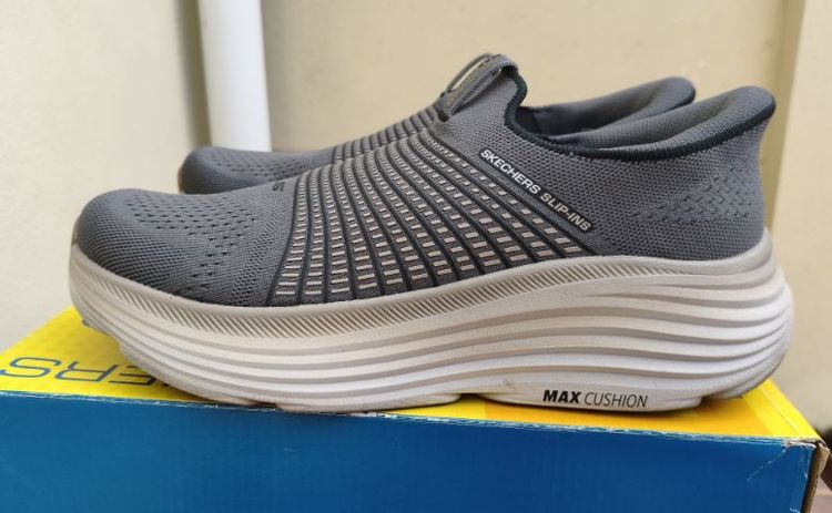 รองเท้า Skechers ผู้ชาย max cushion สีเทา