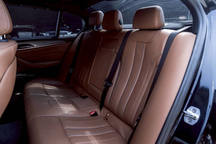 BMW Series 5 2019 530e Sedan เบนซิน ดำ รูปที่ 4