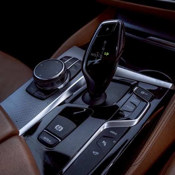 BMW Series 5 2019 530e Sedan เบนซิน ดำ รูปที่ 2