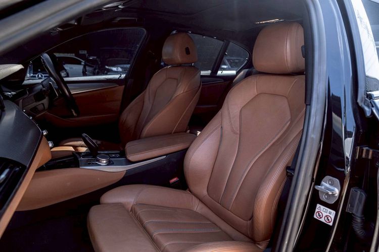 BMW Series 5 2019 530e Sedan เบนซิน ดำ รูปที่ 3