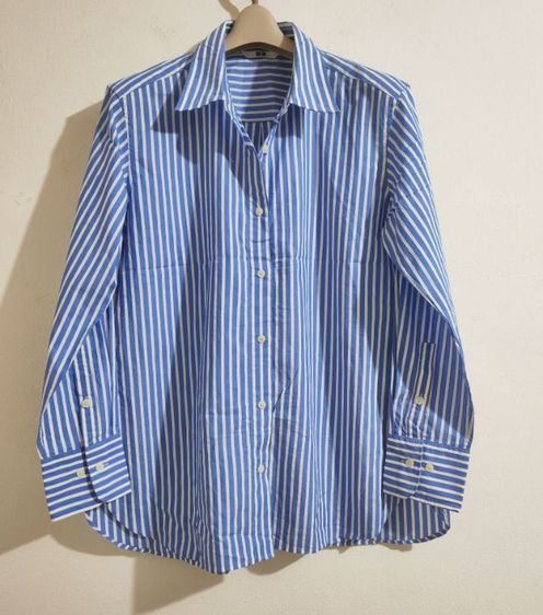 แขนยาว M เสื้อเชิ้ตและเสื้อผู้หญิง อื่นๆ เสิ้อเชิ้ตลายทางสีฟ้าขาว Uniqlo