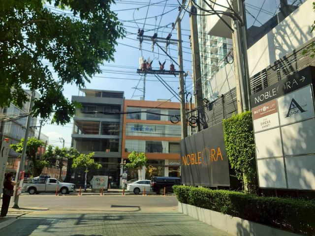 ตกแต่งครบ Noble Development 2010 ไม่อนุญาต ใช่ ขาย Noble Aura ราคาดีที่สุดเพียง 13.9 ล้านบาท 2 ห้องนอน 2 ห้องน้ำ ชั้น 12 ราคานี้จะหาได้ที่ไหนนอกจากที่นี่ติดต่อผึ้งรติ 061-9419-639 รูปที่ 3