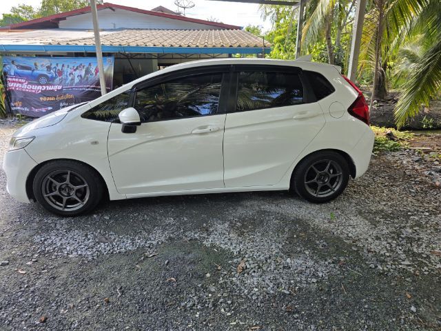 รถ Honda Jazz 1.5 V+ สี ขาว