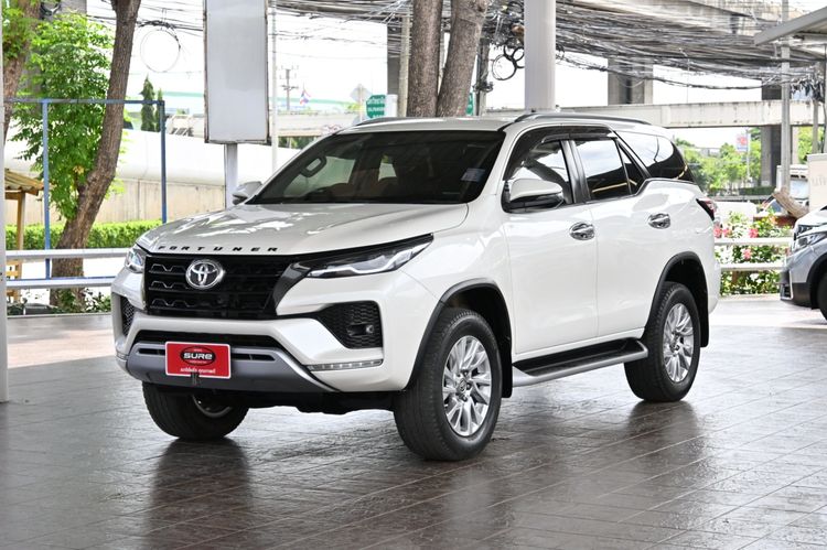 รถ Toyota Fortuner 2.4 G สี ขาว