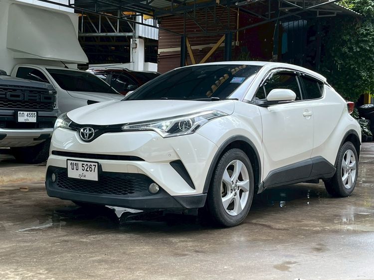 รถ Toyota C-HR 1.8 Mid สี ขาว