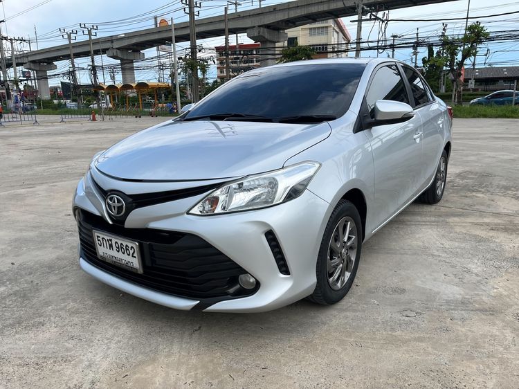 รถ Toyota Vios 1.5 E สี บรอนซ์เงิน