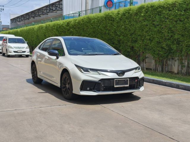 รถ Toyota Altis 1.8 Hybrid GR Sport สี ขาว