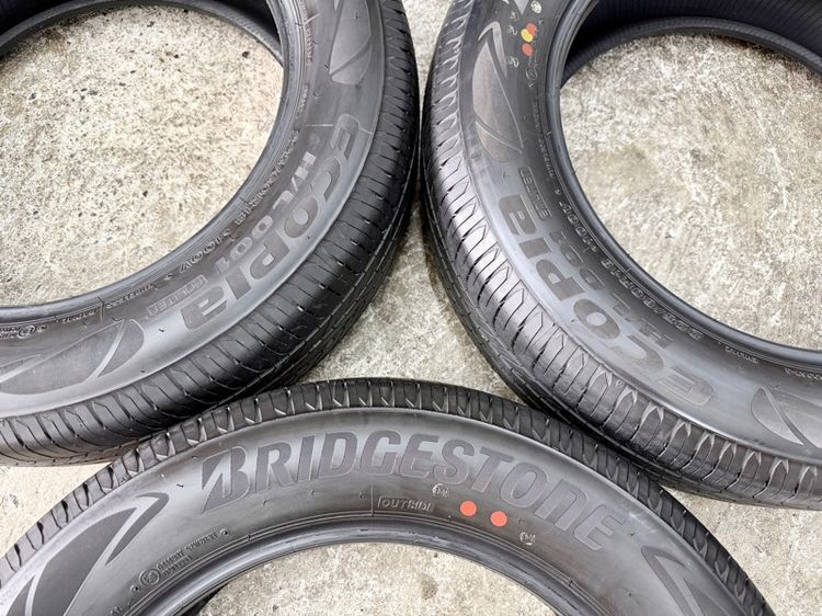 ยางถอดป้ายแดงขอบ 18” ยี่ห้อ BRIDGESTONEรุ่น ECOPIA HL 001 ขนาด 225-60R18 ปลายปี 25 ตุ่มหน้ายางยังอยู่ครบ