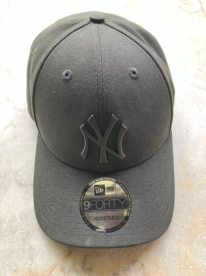 หมวกและหมวกแก๊ป ขาย NEW ERA หมวก รุ่น 9FORTY NEW YORK YANKEES BLACK ของแท้ สภาพเหมือนใหม่ ซื้อมาไม่ได้ใช้ ขาย 1,090 บาท