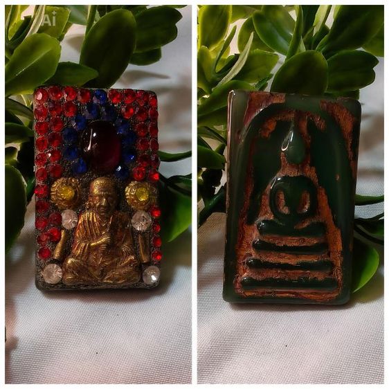 พระสมเด็จเนื้อเขียวหยก ปิดทองโบราณ ด้านหลังสมเด็จโตพรหมรังสี ฝังพลอยแดงเม็ดใหญ่และคริสตัลมงคลรอบองค์