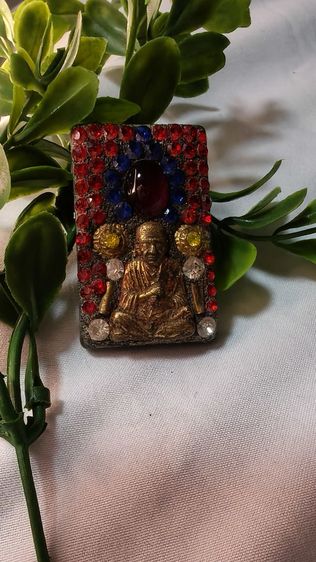 พระสมเด็จเนื้อเขียวหยก ปิดทองโบราณ ด้านหลังสมเด็จโตพรหมรังสี ฝังพลอยแดงเม็ดใหญ่และคริสตัลมงคลรอบองค์ รูปที่ 2